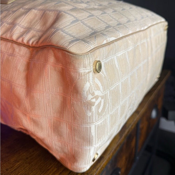 CHANEL Tote - Picture 12 of 15